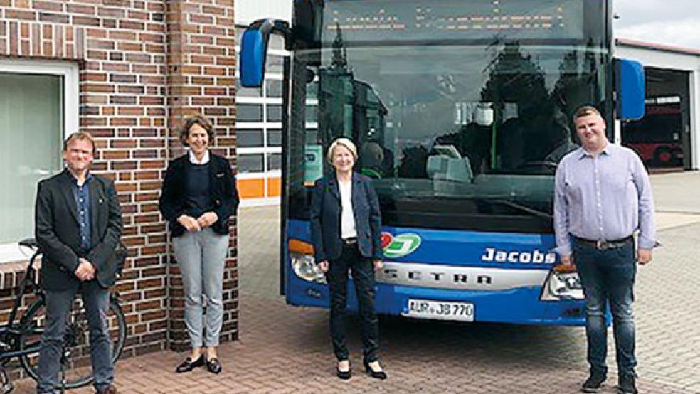 Nach der Vertragsunterzeichnung: Jürgen Hoffmann (Fachdienstleiter »Mobilität und Verkehr«) und Bürgermeisterin Beatrix Kuhl mit Inhaberin Hannelore Jacobs-Bohlen und Keno Bohlen vom Busunternehmen »Jacobs Reisedienst«. © Foto: Stadt Leer