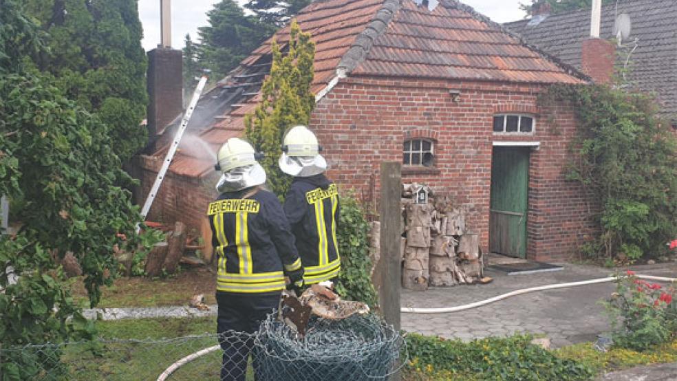 Einen brennenden Schuppen löschten Feuerwehrkräfte in Ostgroßefehn. © Foto: Feuerwehr