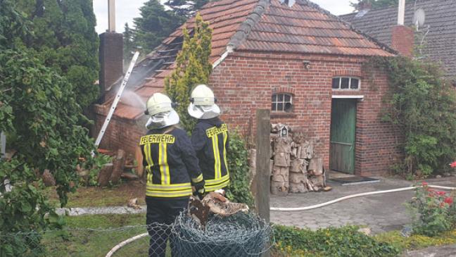 Feuerwehr löscht brennenden Schuppen