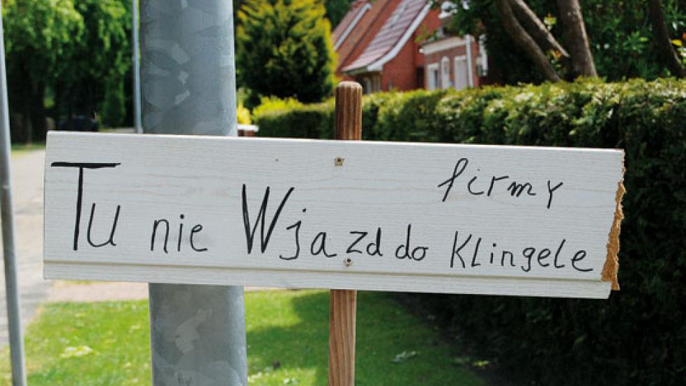 »Geben Sie hier nicht die Firma Klingele ein«, so die Warnung in polnischer Sprache auf diesem Schild. Der Hinweis richtete sich wohl an Benutzer von Navigationsgeräten. Mittlerweile hängt dieses Schild allerdings nicht mehr in der Bürgermeister-Itzen-Straße. © Hoegen