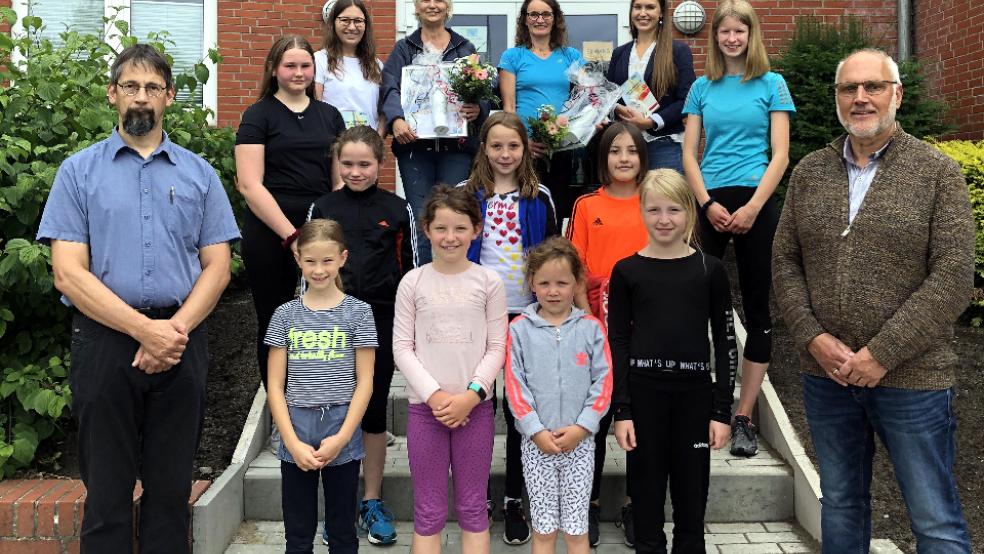 Heidi Leemhuis und Marianne Schüür-Buntjer wurden ihren Turnerinnen und dem Vorstand nach 15 Jahren ehrenamtlicher Trainertätigkeit verabschiedet. Das Bild zeigt neben zehn Turnerinnen Kassenwart Wolfgang Herrmann (links), Ilka Leemhuis (letzte Reihe von links), Heidi Leemhuis, Marianne Schüür-Buntjer, Laura Köller und den 1.Vorsitzenden Alfred Köller. © Foto: TuS Weener