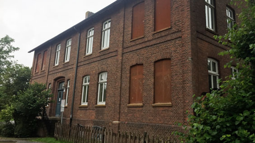 Die »Alte Lateinschule« von 1900. Seit 1989 ist sie Heimat Weeneraner Vereine. Das Gebäude mit der Freitreppe mit Sandsteinstufen (kleines Bild) steht unter Denkmalschutz. © Foto: Hanken