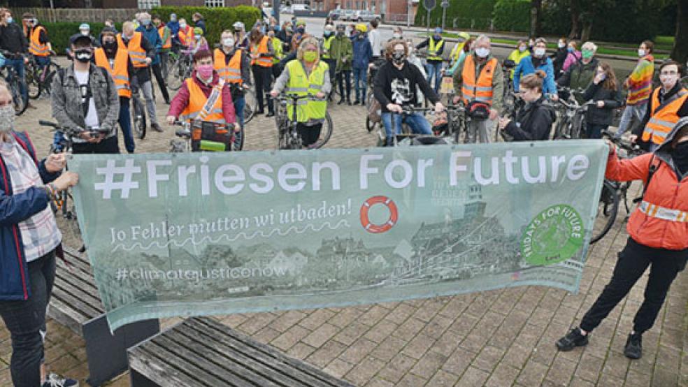 »Friesen For Future«: Rund 100 Teilnehmer versammelten sich gestern in Leer und radelten anschließend bei der Fahrrad-Demo durch die Leeraner Innenstadt.  © Ammermann
