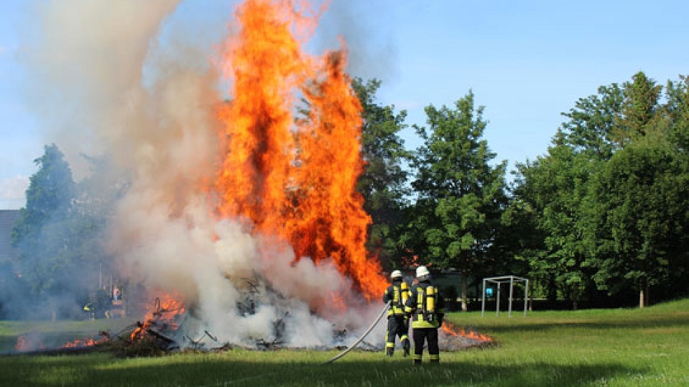 Das brennende Feuer im Stapelmooer Park, die Ortswehr Stapelmoor löschte die Flammen mit Unterstützung der Feuerwehr Weener. © Foto: Feuerwehr/Joachim Rand