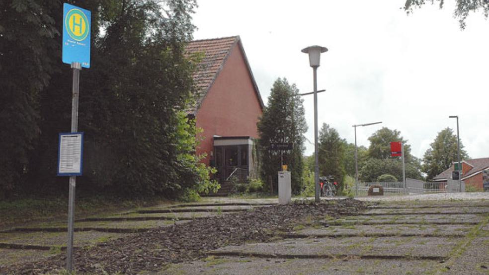 Trostloser Anblick: Der Vorplatz zum Bahnhof an der Wiesenstraße in Weener wird nun deutlich aufgewertet. © Foto: Szyska