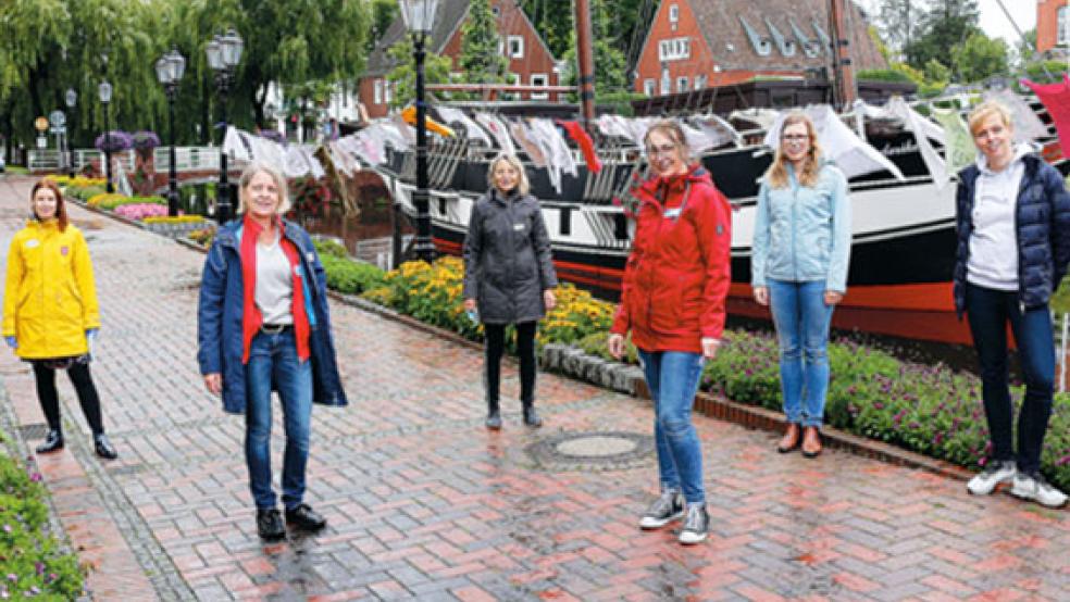 Aktion gegen häusliche Gewalt am Freitagvormittag (von links): Melanie Schröder, Gleichstellungsbeauftragte der Stadt Papenburg, Helen Wessels, DRK-Kreisverband Emsland, Birgitt Ridder-Stockamp, Caritasverband für den Landkreis Emsland, Ulrike Appeldorn, Diakonie Emsland, Christine Langen, Landkreis Emsland und Heike Gertken, BISS. © Foto Stadt Papenburg
