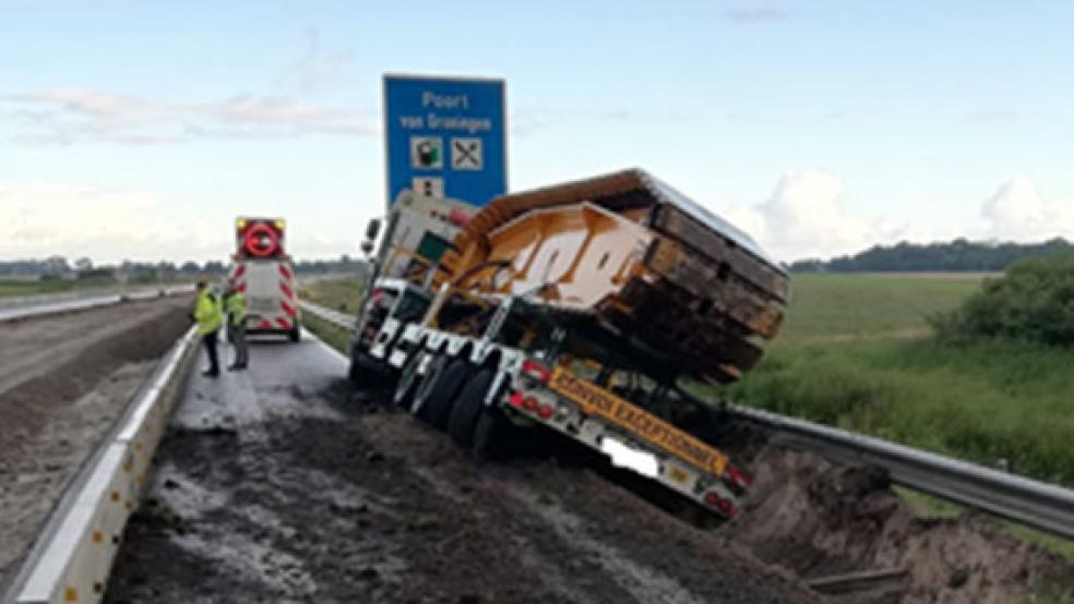 Der Schwertransporter mit einem Gewicht von rund 68 Tonnen geriet aus bislang noch ungeklärter Ursache in die Berme. Dort blieb er stecken. © Foto: Polizei