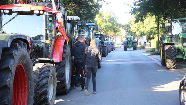 Bauern mit Traktoren auf A 31 unterwegs