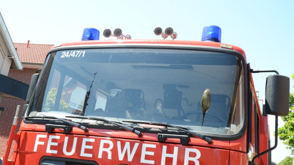 EIn Opel ging heute Nacht auf der A 31 bei Weener in Flammen auf. Als die Einsatzkräfte eintrafen, stand das Auto bereits in Vollbrand. © Archivfoto: Hanken