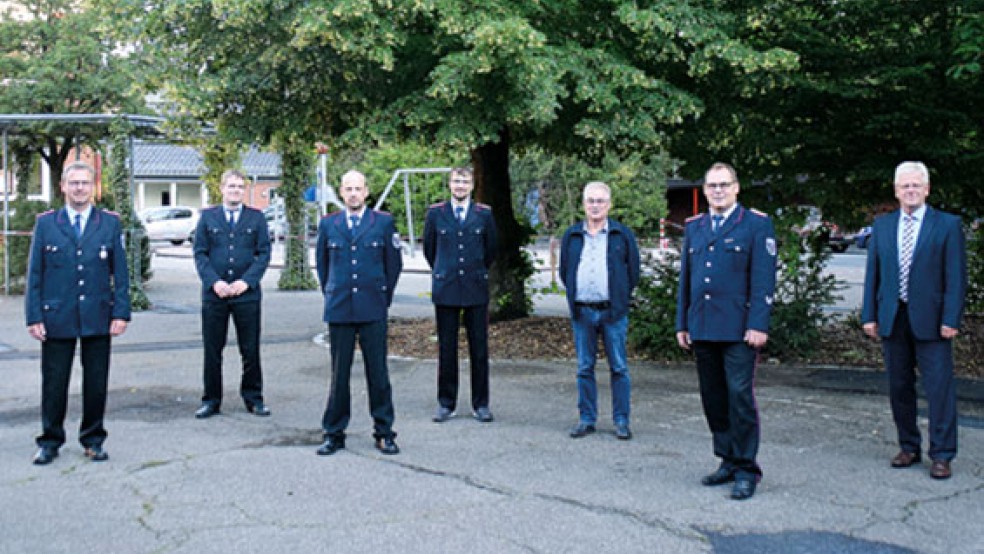 Die Führungsriege der Freiwilligen Feuerwehr Diele konnte bei der Jahresversammlung in Stapelmoor vervollständigt werden. Das Foto zeigt von links: Kuno Fokken mit dem neuen AGT-Beauftragten Henrik Freerks, dem Jugendwart Ronald Drewes, dem frischgewählten Ortsbrandmeister Michael Heeren sowie Hinderk Leemhuis von der Stadt Weener, Stadtbrandmeister Jörg Fisser und Bürgermeister Ludwig Sonnenberg.  © Fotos: Himstedt