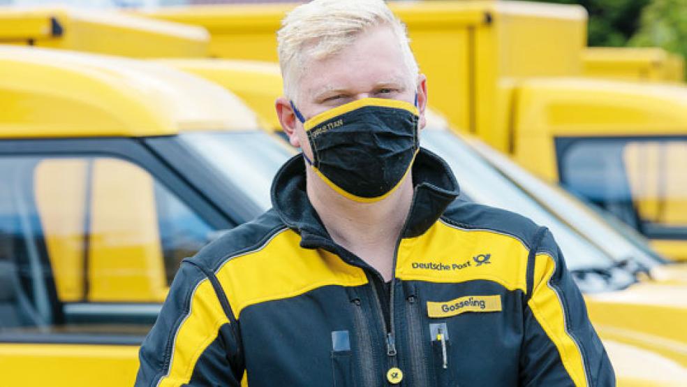 Christian Gosseling trägt Masken in Postfarben, die seine Schwestern für ihn genäht haben. © Foto: Bruins