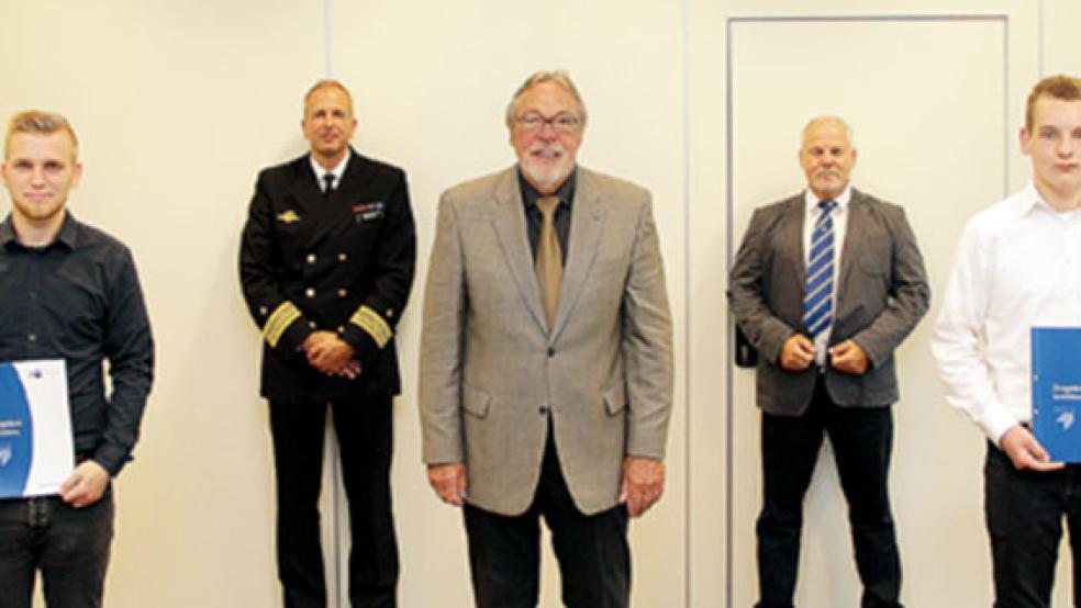 Das Foto zeigt von links: Lars Bünger, Fregattenkapitän Carstensen, stellvertretender Leiter Bundeswehr-Depot Nord Wilhelmshaven, Ferdinand Reit, Vorsitzender Prüfungsausschuss, Uwe Neessen, Leiter ABW-Weener und Marco Boelmann aus Wymeer. © Foto: ABW