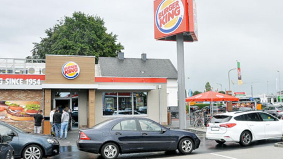 Am Freitag bildeten sich nach der Eröffnung der Burger King-Filiale in Leer lange Schlangen. © Foto: Wolters