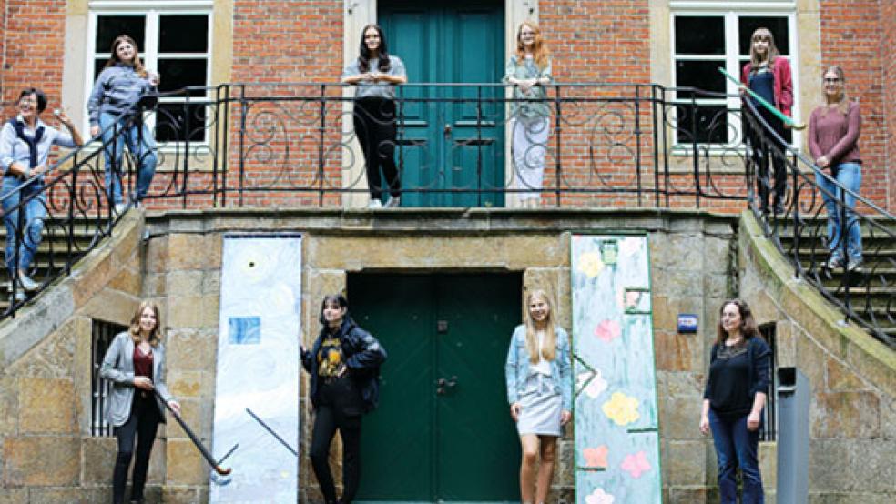 Das Foto zeigt von links: Kursleiterin Annette Kassens, die Schülerinnen Regina Eichwald, Joana Bahlmann, Sabrina Hallenga, Victoria Behrens, Charlotte Pengel, Lea Henzen, Pia Krebs, Marieke Bley und Kulturvermittlerin Anna Lena Reich. © privat