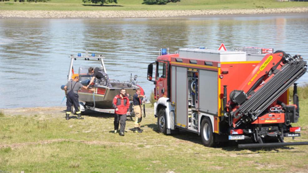 Die Feuerwehr ließ in der Nähe der Jann-Berghaus-Brücke zwei Boote zu Wasser. © Foto: Wolters