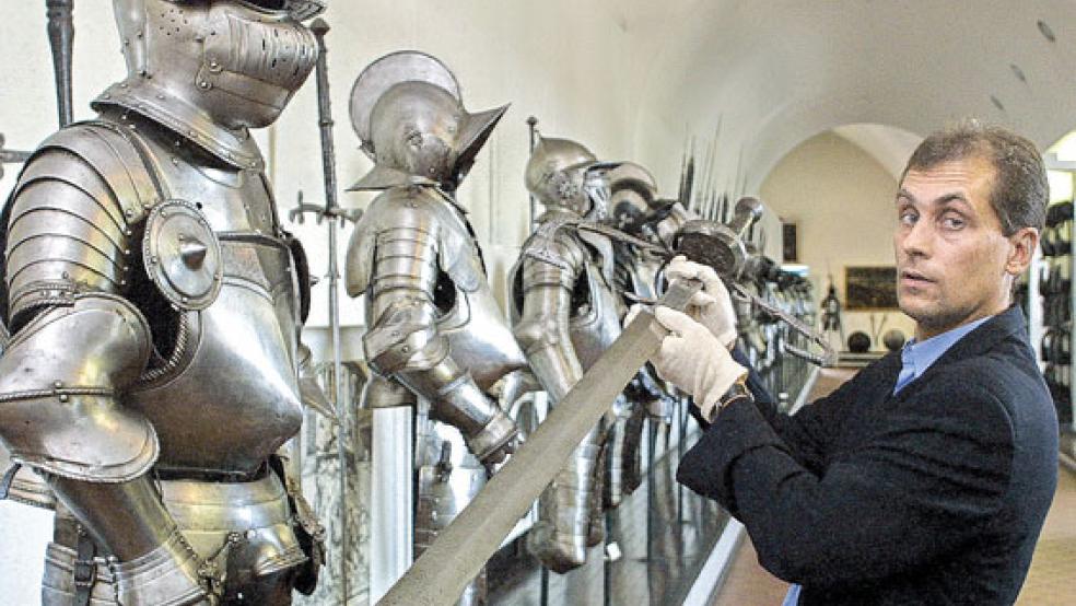 In der Rüstkammer: Von 1997 bis 2009 war Dr. Friedrich Scheele als Direktor des Ostfriesischen Landesmuseums in Emden tätig - hier ein Archivbild von 2001. © Foto: Wagner (dpa)