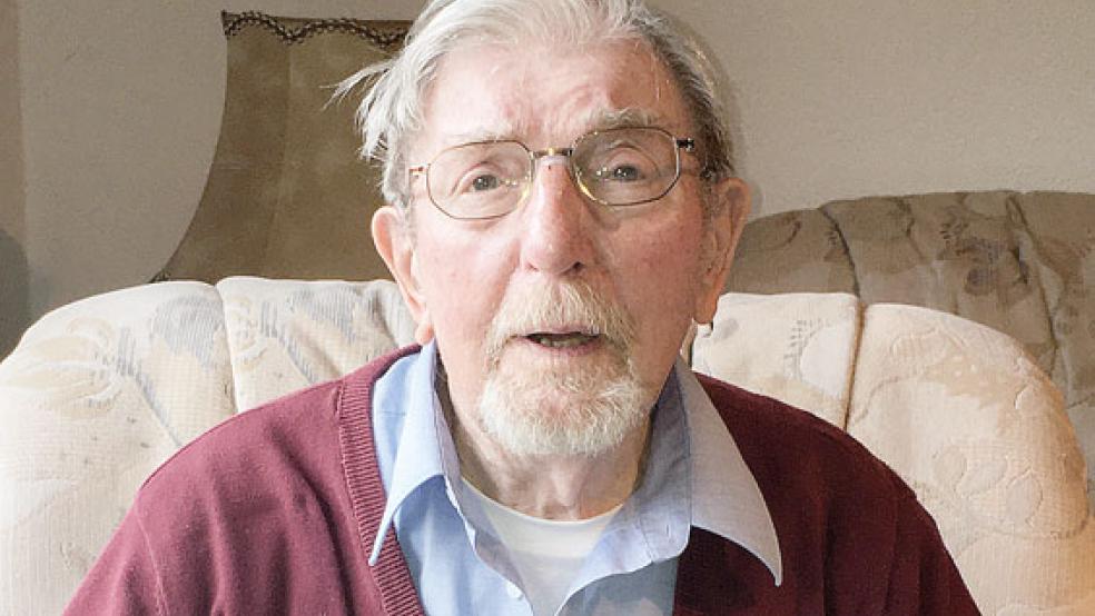 Ausgezeichnet: Rieko Rieken mit seiner Verdienstmedaille. © Foto: Landkreis Aurich