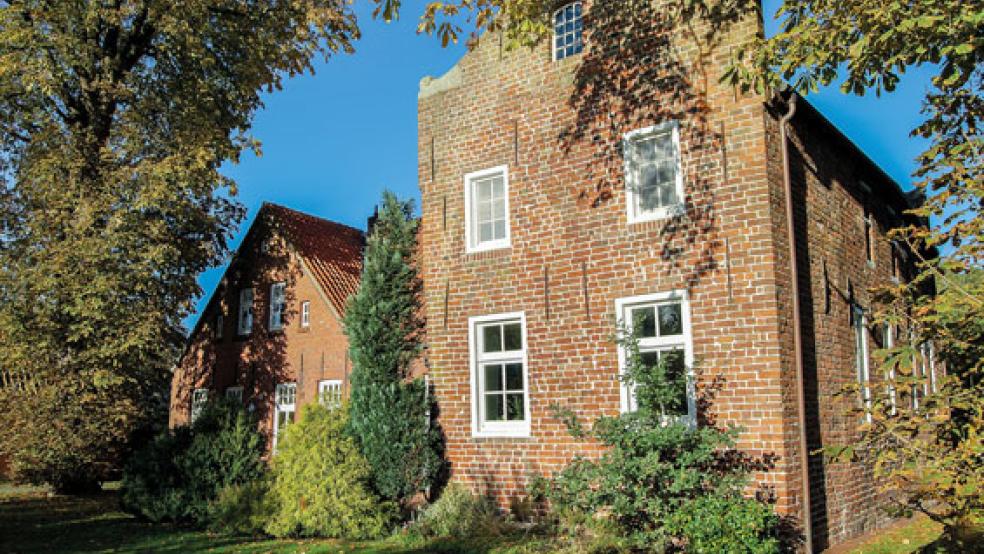 Im historischen Pfarrhaus neben der Kirche ist die Gedenk-Ausstellung über das KZ Engerhafe wieder für die Öffentlichkeit zu sehen. © Foto: privat