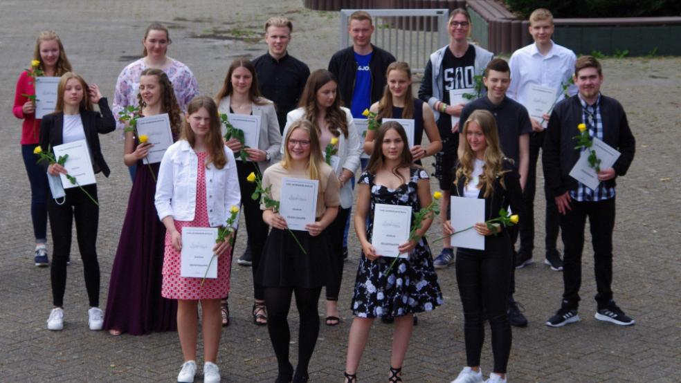 Die Klasse 10R der Carl-Goerdeler-Schule in Jemgum nach ihrer Abschlussfeier. © Foto: Carl-Goerdeler-Schule