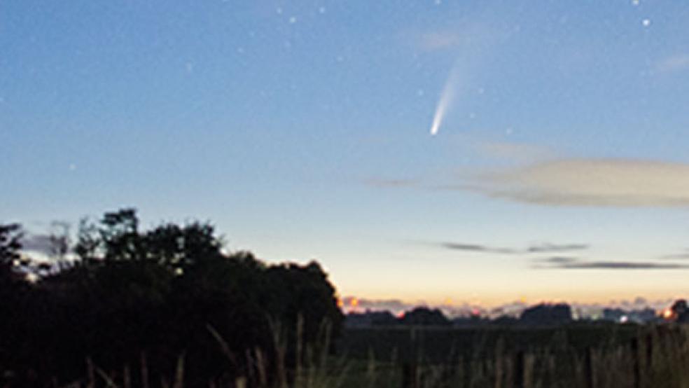Ausschweifende Schönheit: Der Komet »Neowise« ist gut am Nachthimmel zu erkennen. Das große Bild wurde in Kirchborgum aufgenommen, die Detailaufnahme stammt von Astronom Stefan Meyer aus Möhlenwarf. © Fotos: Hanken/Meyer