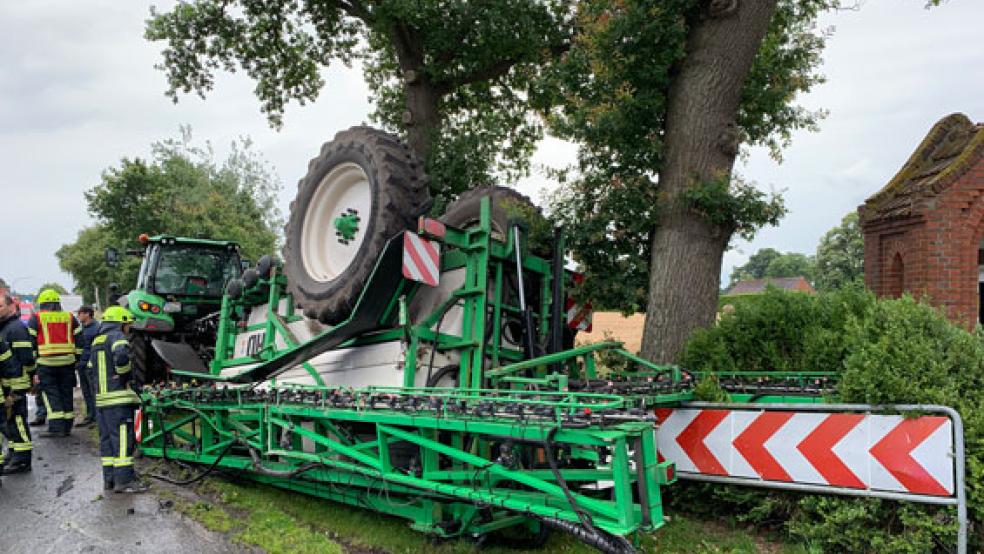 Dies umgekippte Feldspritze in Aschendorf rief die Feuerwehr auf den Plan. © Foto: Feuerwehr