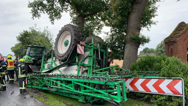 Feldspritze verliert Pflanzenschutzmittel