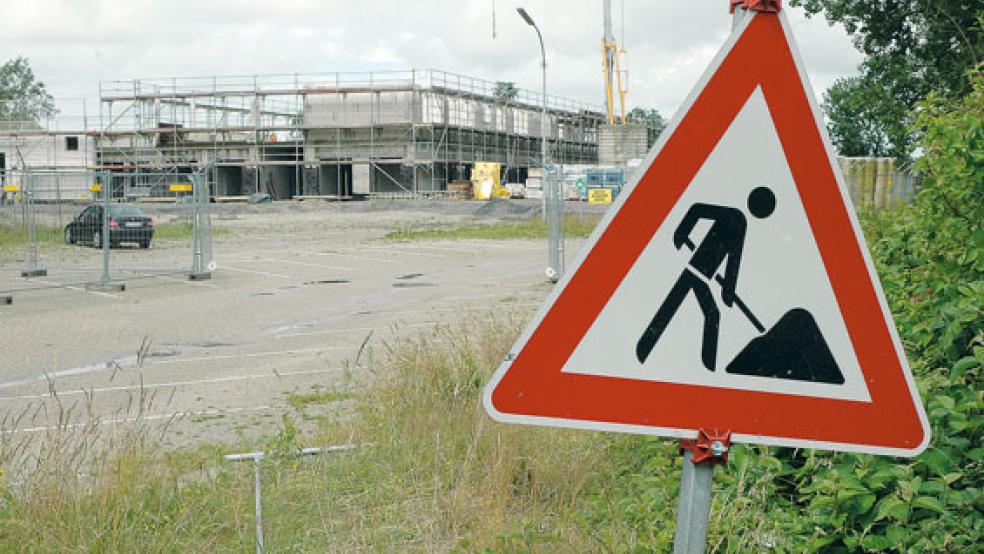 Auf der Baustelle neben dem Materialdepot der Bundeswehr an der Rostocker Straße in Weener nimmt die neue Ausbildungswerkstatt mittlerweile Konturen an. Aktuell finden Dacharbeiten an den Anbauten statt. © Foto: Szyska