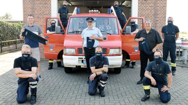 Feuerwehrleute schützen sich mit langen Schals