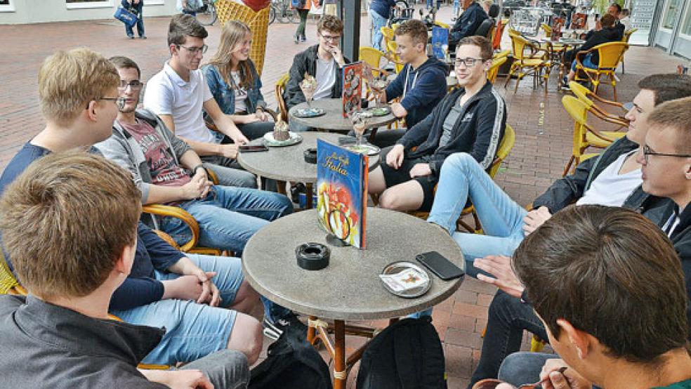 Eis statt Alkohol: Zum Start in die Sommerferien gönnten sich diese Schüler des beruflichen Gymnasiums der BBS II Leer eine kalte Köstlichkeit vor einem Café. © Foto: Ammermann