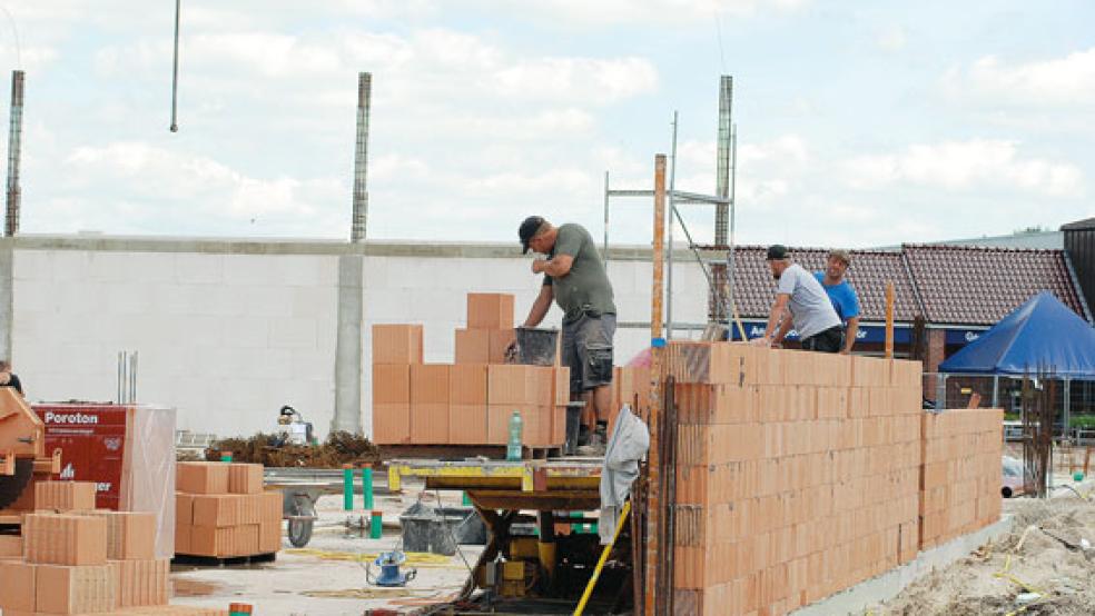 Die Mauern der beiden neuen Einkaufsmärkte werden jetzt hochgezogen. © Foto: Hoegen