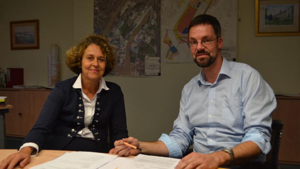 Freut sich über die Sanierungsmittel: Bürgermeisterin Beatrix Kuhl, auf unserem Archivbild mit Jens Lüning, Leiter des Gebäudemanagements des Landkreises Leer.  © Foto: Stadt Leer