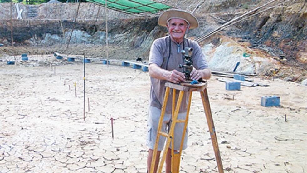 Für sein Hobby reiste Erich vom Hagen sogar schon nach Thailand. Dort baute er das Modell einer chinesischen Dschunke und ließ auch einen Bauplatz einrichten, wo das Schiff in Originalgröße entstehen sollte. © Fotos: privat(1)/Berents (2)