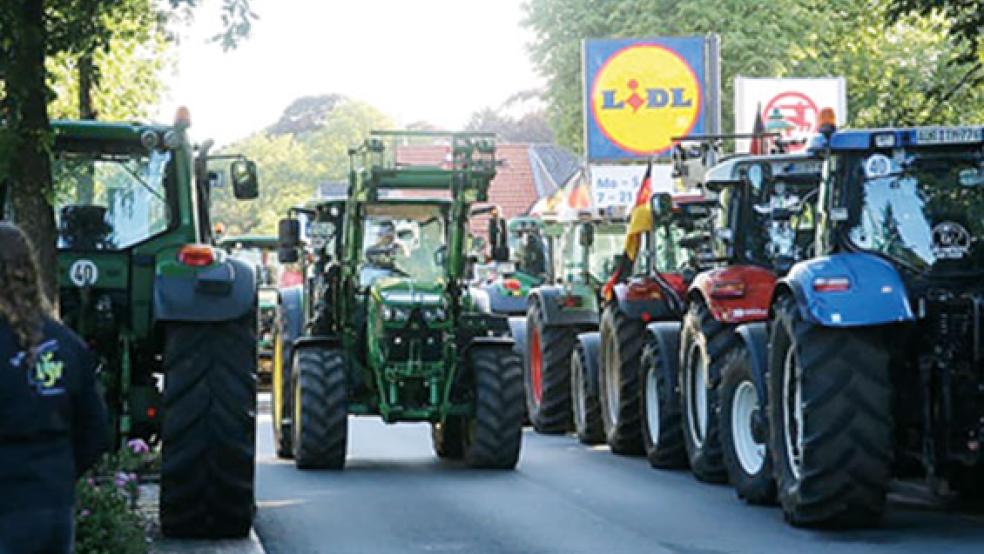 Nach dieser Demonstration in Bunde fuhren fünf Landwirte mit Traktoren auf die Autobahn 31. © Foto: privat