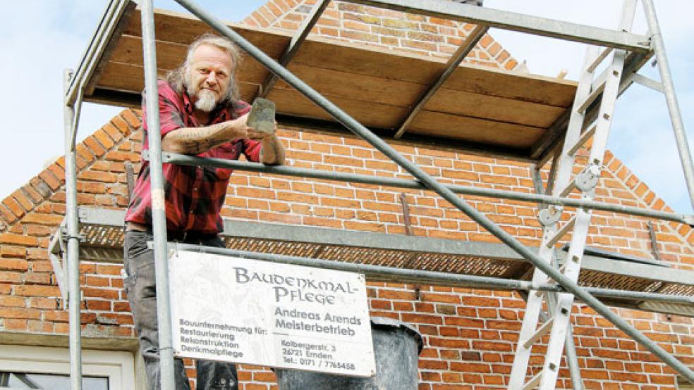 Maurermeister und Restaurator Andreas Arends arbeitet derzeit an der Fassade einer alten Pastorei von 1729 in Emden. © Foto: Stöppel (HWK)