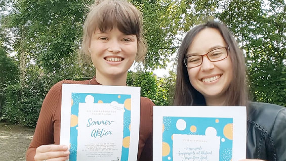 Für die Sommerferien haben sich Stina Abbas und Stephanie Engel (von links) vom Jugendbüro des Synodalverbandes Rheiderland ein buntes Programm überlegt. © Foto: privat