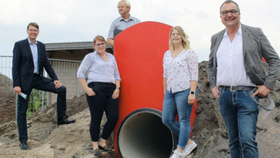 Auch der Spielplatz der »Filius«-Kita wird derzeit erweitert. Das Foto zeigt von links: Erwin Koops, Geschäftsführer der Lebenshilfe Leer, Tomke Saathoff, Leitung Kindergarten, Bernd Norrenbrock, Architekt, Inga Koop, Leitung Krippe und Heiko Höfelmann, Leiter der Kinder- und Jugendbereichs der Lebenshilfe. © Foto: Berents