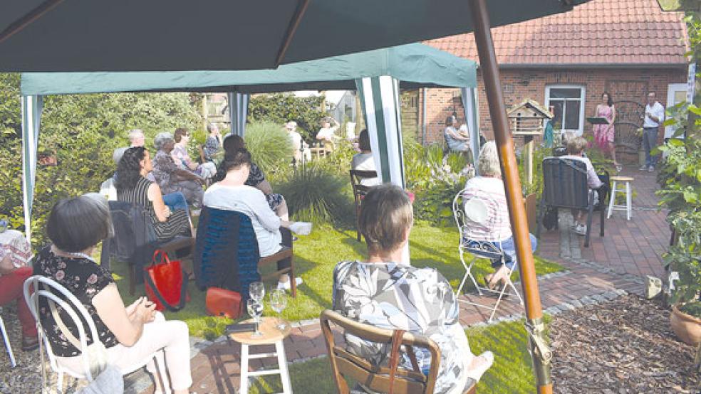 Etwa 30 Gäste waren der Einladung zum Konzert gefolgt und erlebten einen musikalischen und sonnigen Spätnachmittag im Garten. © Fotos: Kuper