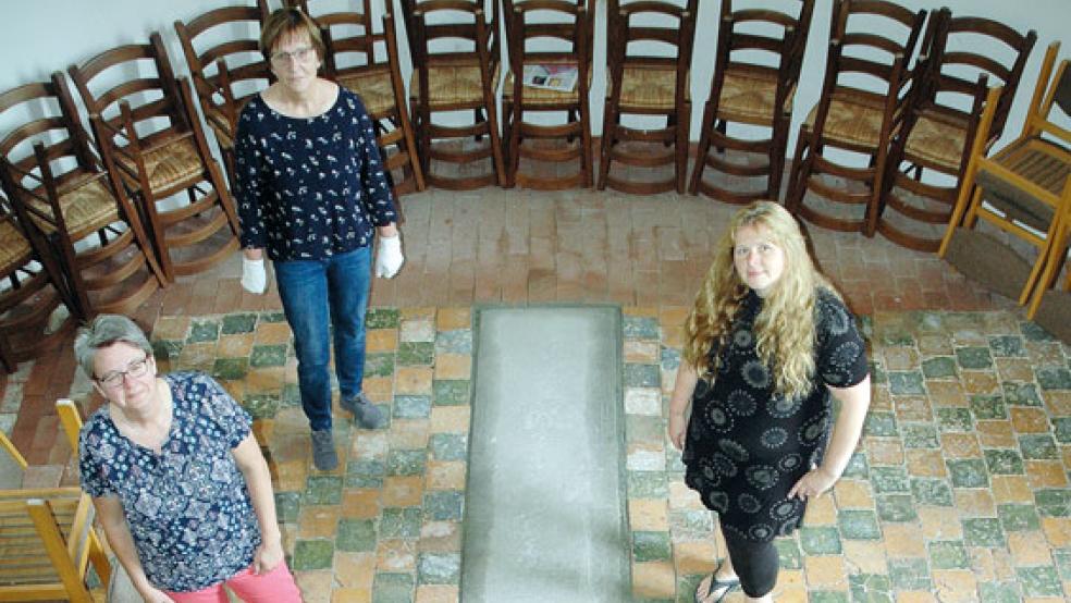 Im Fußboden des Chorraums liegen nun vier historische Grabplatten, freuen sich Nicole Zimmer, Karin Hinderks und Katja Boekhoff (von links) vom Kirchenrat. © Foto: Szyska