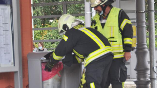 Brennender Mülleimer am Leeraner Bahnhof