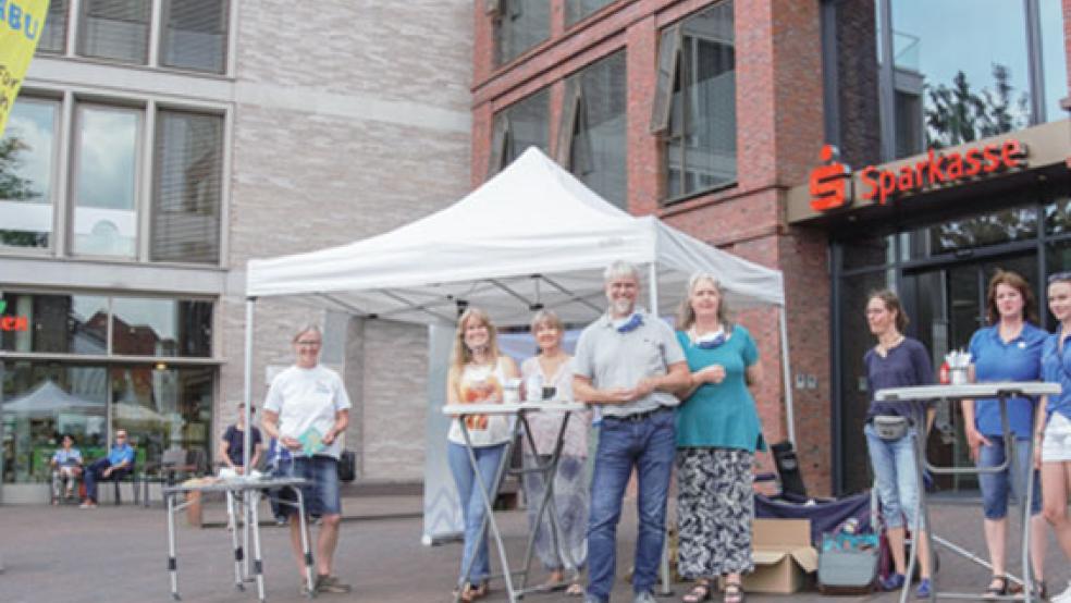 Informierten zum Thema »Volksbegehren Artenschutz« in der Fußgängerzone von Leer: Links Agnes Ratering, im Vordergrund am Tisch vor dem Info-Pavillon Michelle Hildebrandt und Friedrich Bruns. © Foto: privat