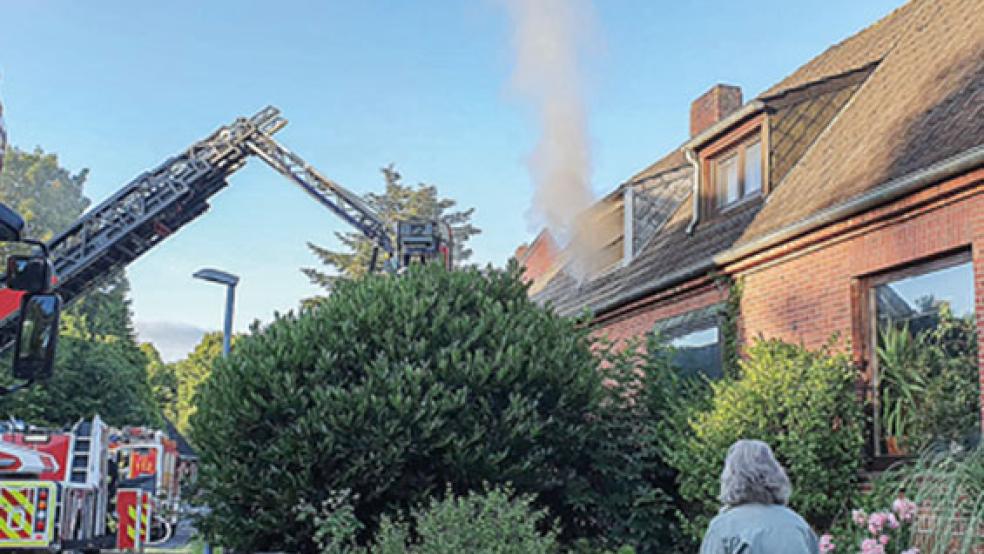 Ein Großaufgebot der Feuerwehr war an der Brandstelle. Der Hausbewohner überlebte das Feuer nicht.  © Foto: Feuerwehr