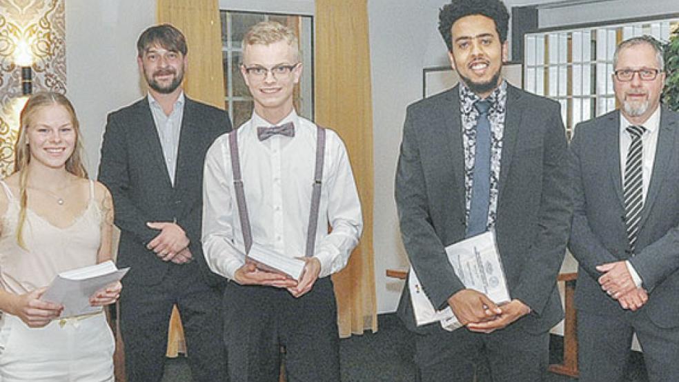 Drei Rheiderländer schlossen ihre Ausbildung mit Auszeichnung ab. Das Foto zeigt von links: Marie-Christin Smid (Weener), Obermeister Alexander Nannen, Jonas Spekker (Jemgum), Michael Woldu (Weener) und Gerd Dressmann (Lehrlingswart). © Foto: Wolters