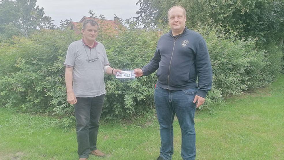 Glückwünsche und ein Geschenk für Harald Göwert (links im Bild) gab es von André Buß. © Foto: privat
