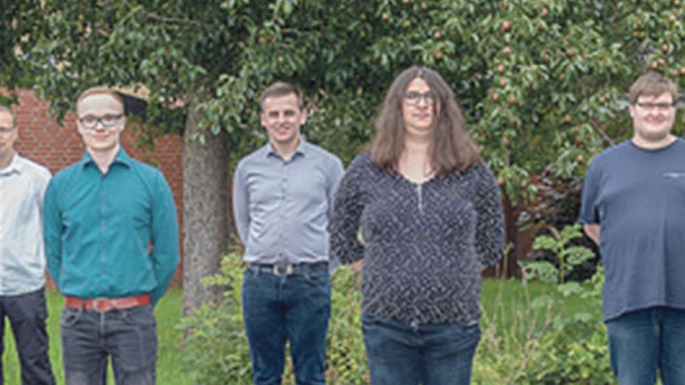 Nach der Freisprechung (von links): Philipp Tengler (Ausbilder), Arjean Ridder aus Holtland, Daniel Pancke (Ausbildungsmeister), Stephan Smit (Möhlenwarf), Waldemar Hainke aus Rhauderfehn, Laura Buda (Weener), Philipp Wurzer (Weener), Uwe Neessen, Leiter der ABW Weener, und Max Stevens aus Werlte. © Foto: Ausbildungswerkstatt (ABW) Weener