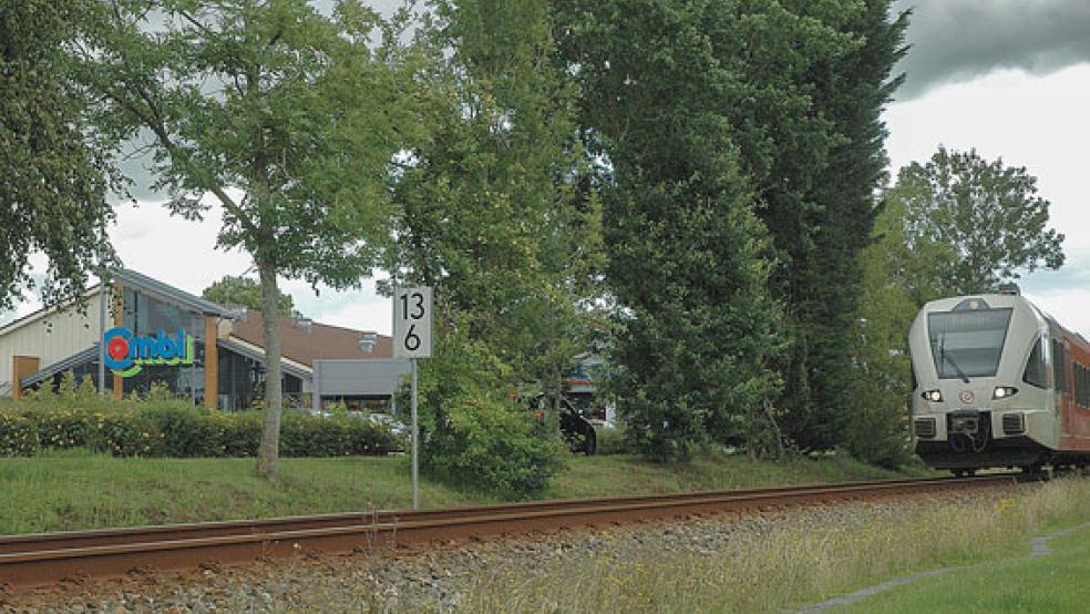 Noch fahren die »Arriva«-Züge am Einkaufszentrum mit dem »Combi«-Markt in Bunde vorbei. Doch spätestens im vierten Quartal 2024 soll hier eine Haltestation eröffnet werden - zusammen mit der Fertigstellung der Friesenbrücke. © Foto: Szyska