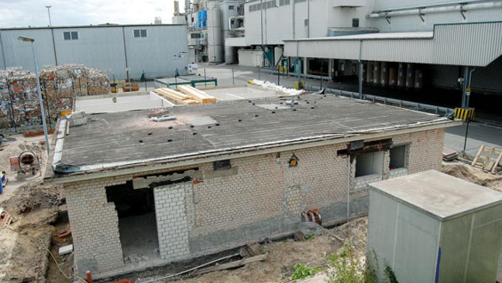 So präsentiert sich aktuell die Baustelle des künftigen Klärwerk-Betriebsgebäudes. Im Vordergrund der Altbau, der energetisch saniert wird und bereits entkernt ist. Dahinter der Anbau, in dem unter anderem Aufenthaltsräume und Büros für das Klärwerk-Personal entstehen sollen. © Hoegen