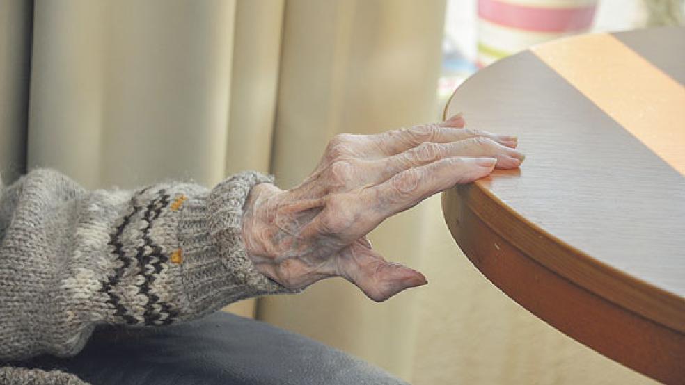 Diese Hand gehört der 109-jährigen Sophie Boelsen. Die älteste Einwohnerin des Landkreises Leer lebt im Seniorenheim »Pro Senis« in Leer. Damit bringt sie die Statistik der durchschnittlichen Lebenserwartung gehörig durcheinander. © Foto: Wolters