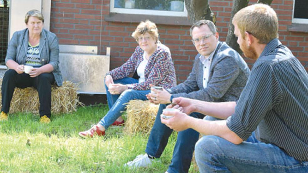 Im Gespräch: Hanne Modder, Gerda Wille (Mitglied im Kreistag und im Rat Moormerland für die SPD), Tiemo Wölken und Eilert Smit (von links). © Foto: Büro Modder