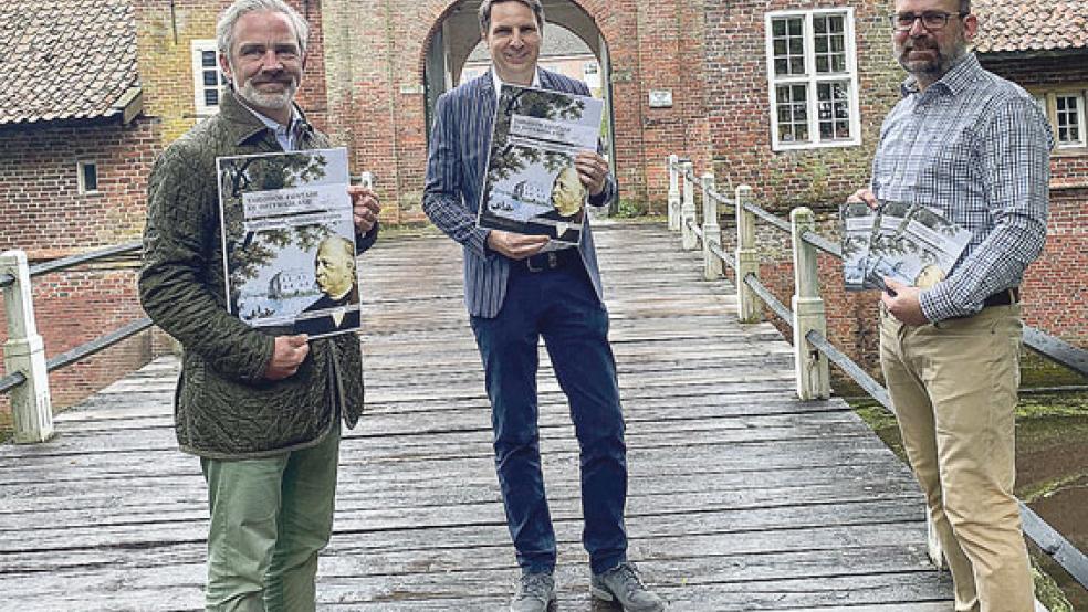 Freuen sich über den Erhalt einer wichtigen Facette der ostfriesischen Kulturgeschichte: ­Herausgeber Tido Graf zu Inn- und Knyphausen, Autor Dr. Lübbert R. Haneborger und Parkshop­leiter Stefan Olbrich mit der neuen Fontane-Broschüre. © Foto: privat