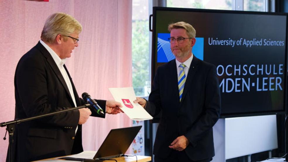 »Scheckübergabe«: Niedersachsens Wirtschaftsminister Dr. Bernd Althusmann (links) und Dr. Dirk Lüerßen, Geschäftsführer des Wirtschaftsbündnisses Ems-Achse, am Donnerstag in der Hochschule in Emden. © Foto: Hasseler